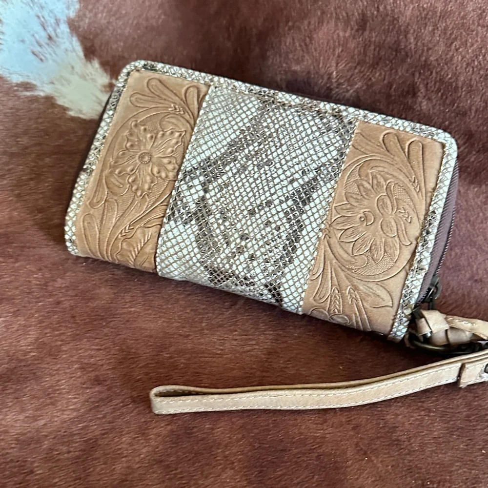 Elegant Tan and Brown Women's Clutch - Picture 2 of 5